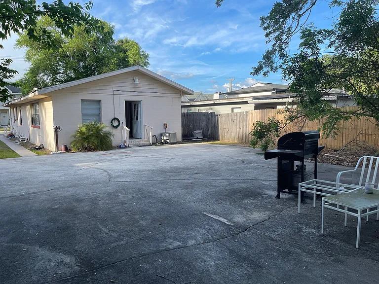 916 Sumner St — Photo 4