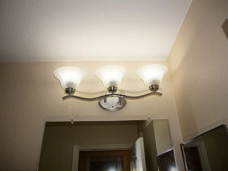 2201 S Saint Suzanne Dr — Photo 24