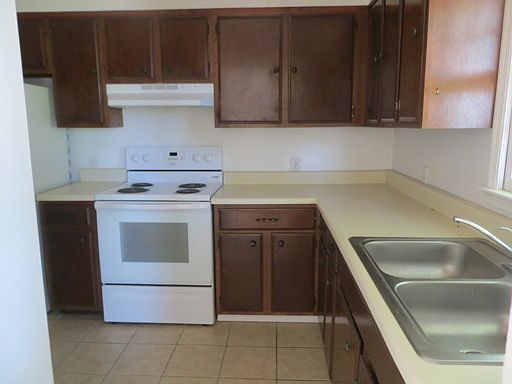 5th image of 270 Fisher St #B