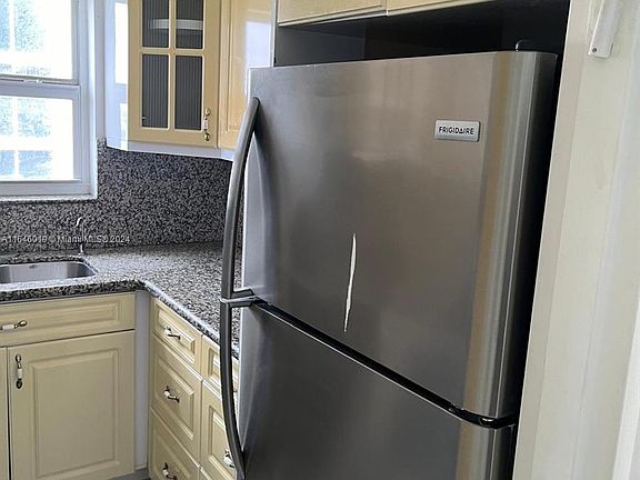 5th image of 4747 Collins Ave APT 907