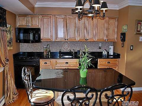 4th image of 3694 Woodbine Ave