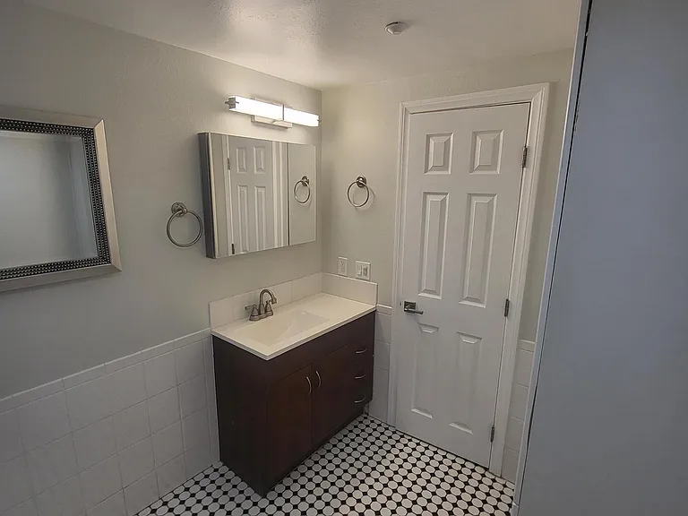 3914 W Victory Blvd #102 — Photo 9