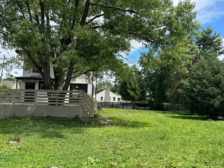 Giant back & side yard!