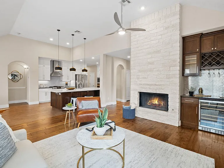 8112 Cobblestone — Photo 9