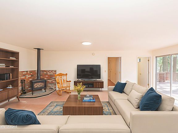 3rd image of 121 Mountain Aire Ln