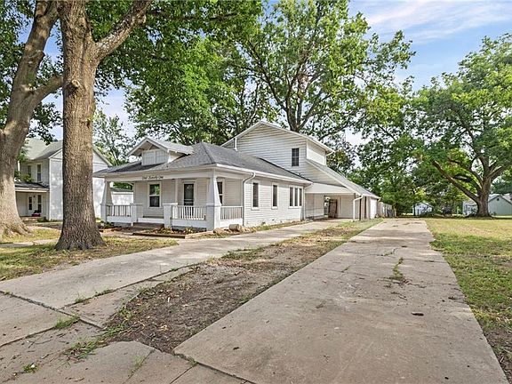 2nd image of 121 Mill St