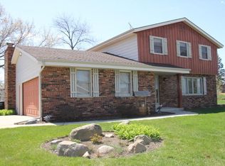 7865 Chapel Hill Ct W, Franklin, WI 53132