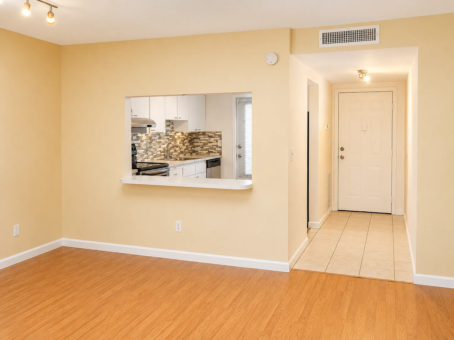 1 bed, 1.5 bath, 1100 sqft, $1,995 — Photo 3