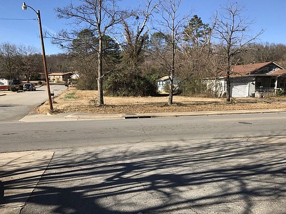 4th image of 2401 Willow St