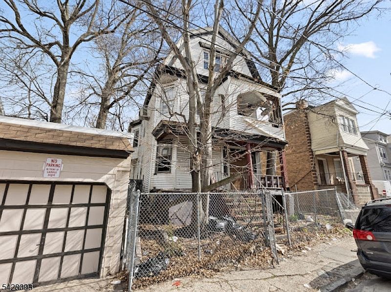 1st image of 18 Roosevelt Ter