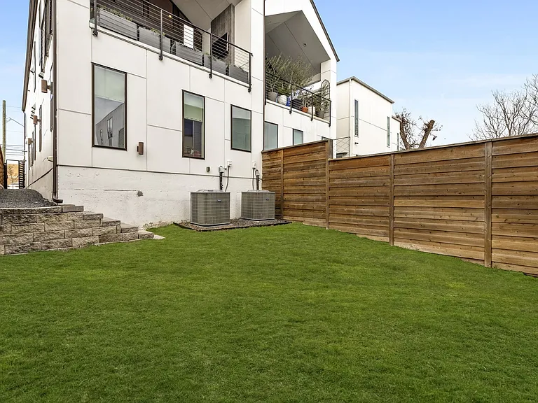 4402 Capitol Ave — Photo 10