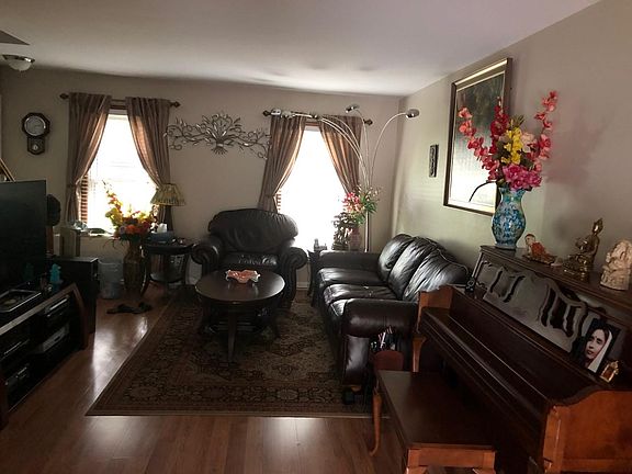 3rd image of 1008K Manor Ln
