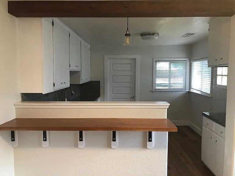 1306 Henderson St — Photo 14