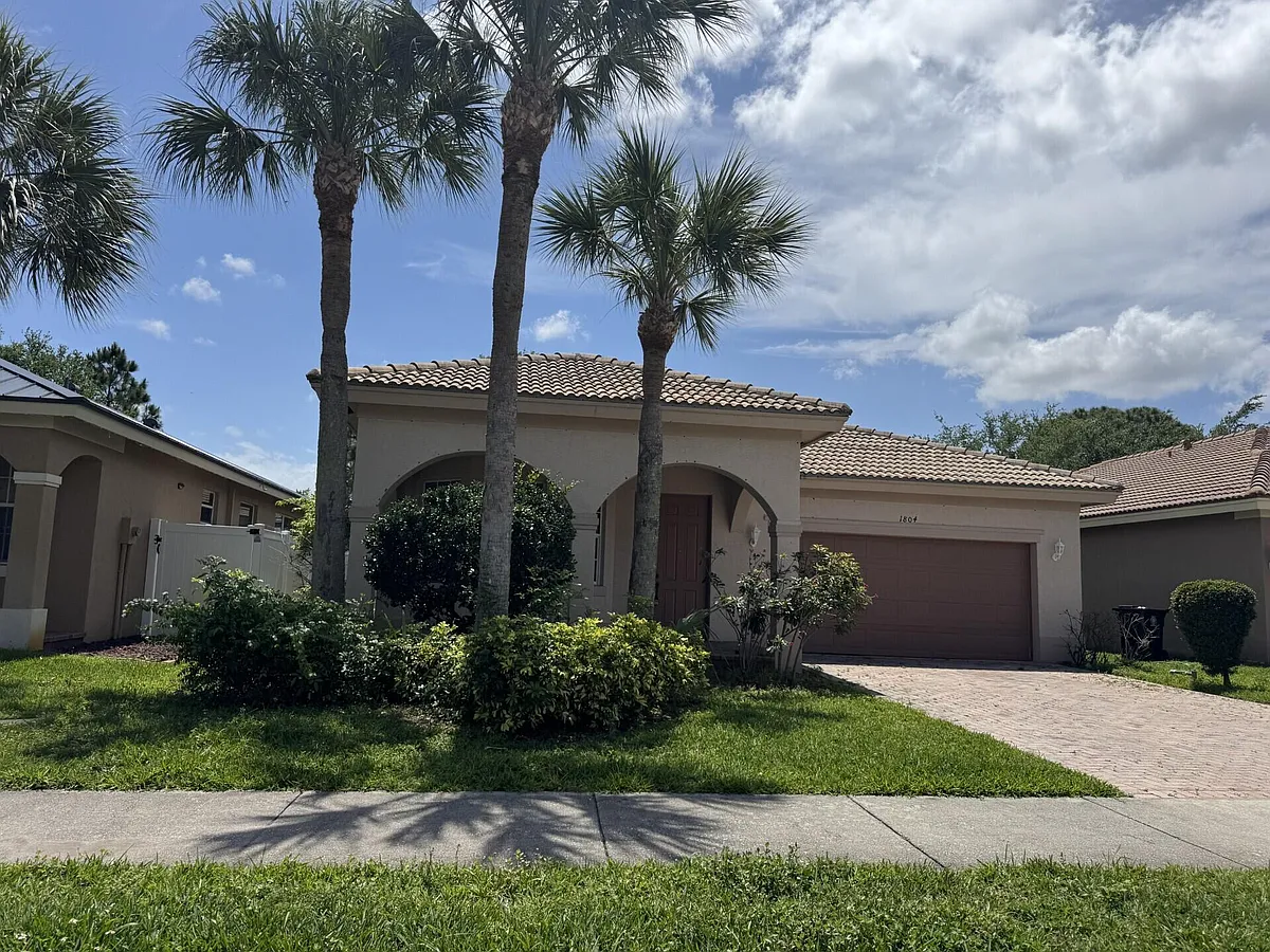 Building Photo - 1804 SW Jamesport Dr
