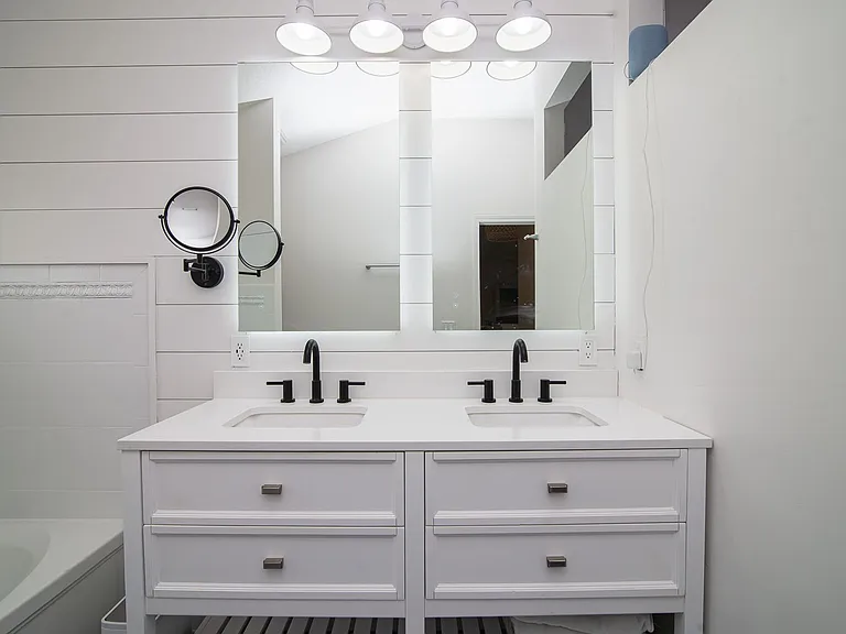 2402 Seagate Ln N — Photo 18