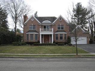 8 Farm Ln, Roslyn Heights, NY 11577