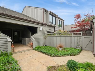 724 Shoreline Rd APT D, Lake Barrington, IL, 60010