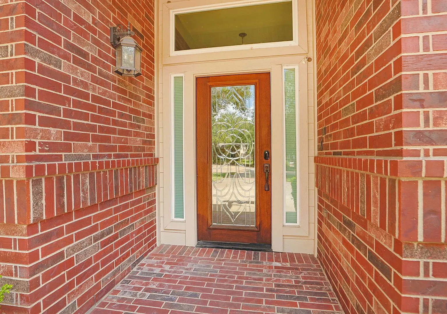 Spacious 3-Bedroom Home with Pool and Luxurious Upgrades Available for Lease — Photo 3