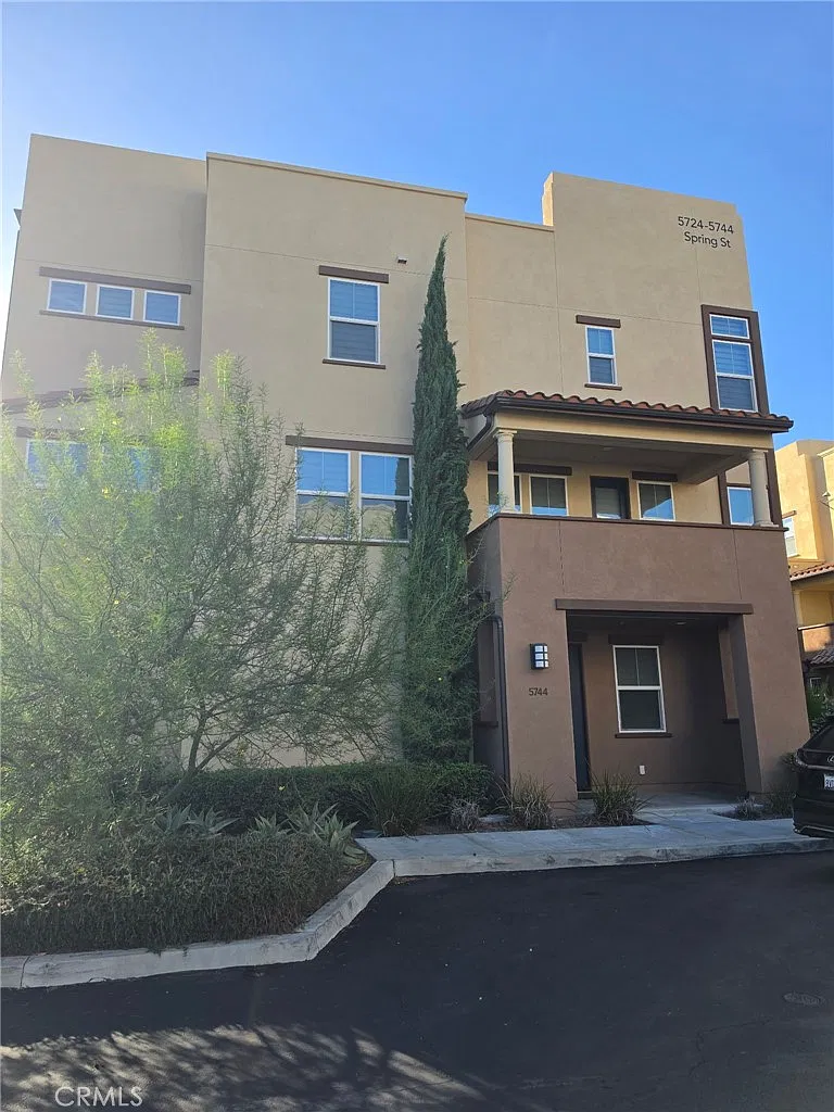 4 bed, 3.5 bath, 2010 sqft, $4,000 — Photo 1