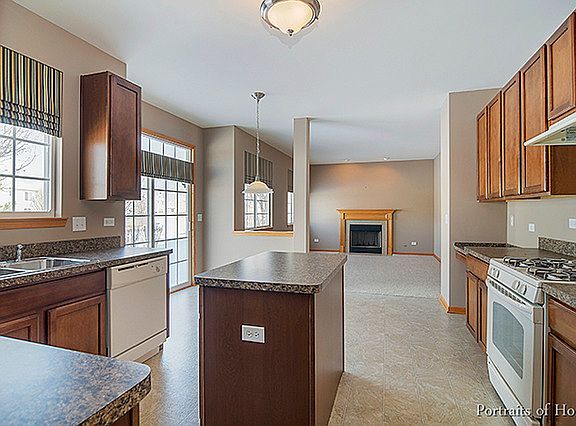 3rd image of 617 Winterberry Ct