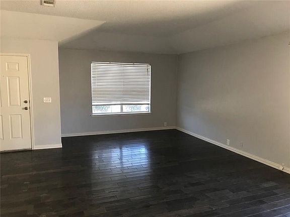 3rd image of 202 Lakehurst Dr