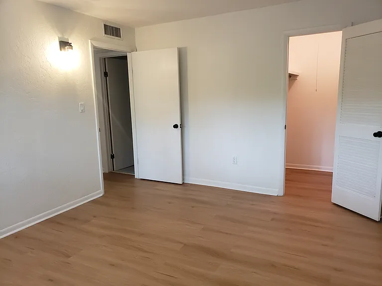 411 NW 39th Rd #B — Photo 5