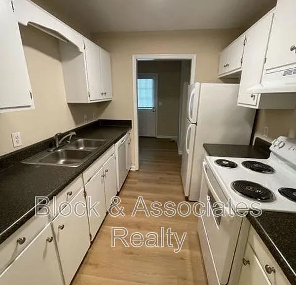 904 Glenwood Rd — Photo 2
