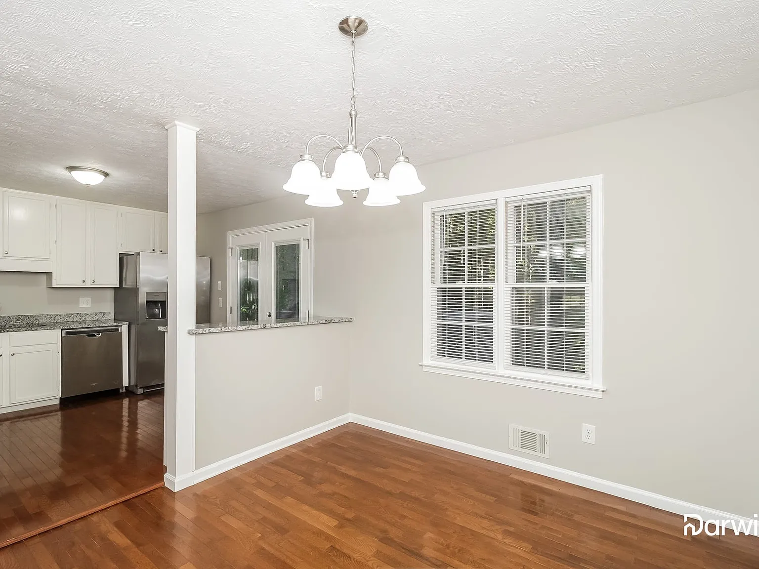 4 bed, 2.0 bath, 2208 sqft, $2,025 — Photo 4