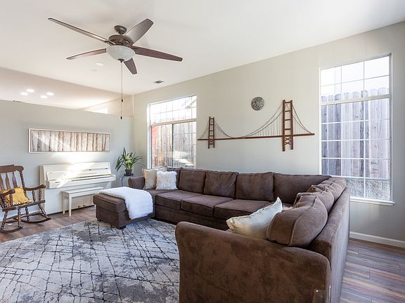 2nd image of 467 Crownpointe Cir
