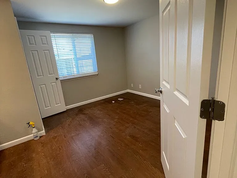 Churchill Village Apartments — Photo 91