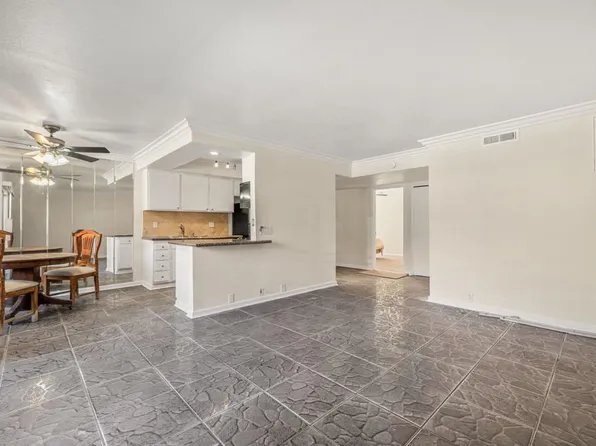 400 N Sunrise Way APT 136, Palm Springs, CA 92262