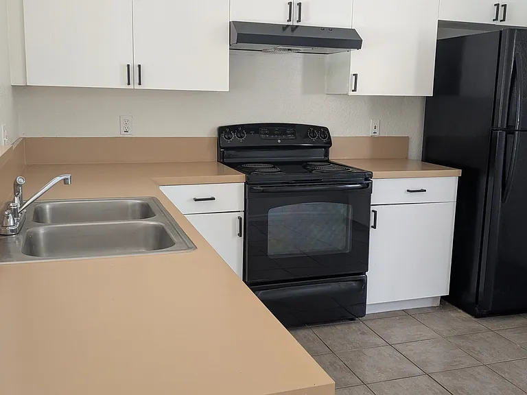 1040 Gary Dr — Photo 10