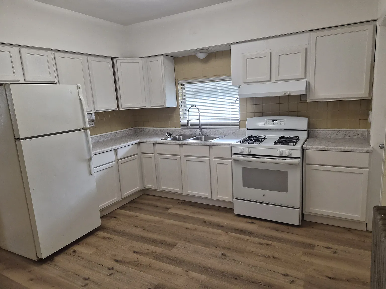 3 bed, $2,000 — Photo 4