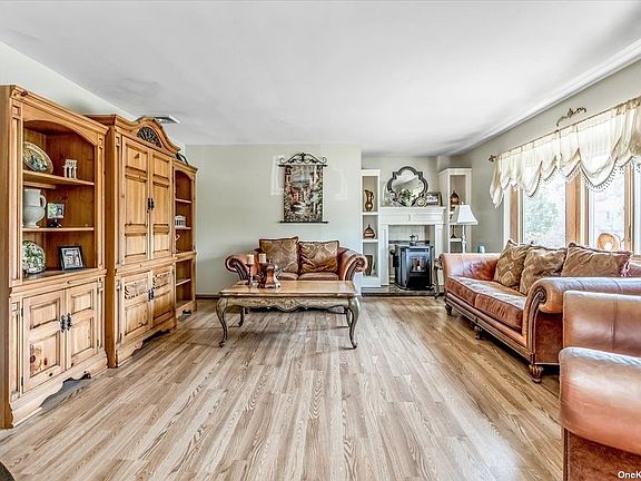 2nd image of 69 Bonaparte Ave