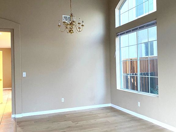 3rd image of 517 Hewes Ct