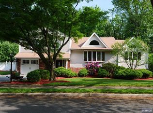 27 Pepperidge Rd, Paramus, NJ 07652