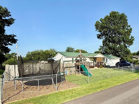 3rd image of 570 Siloam Ln