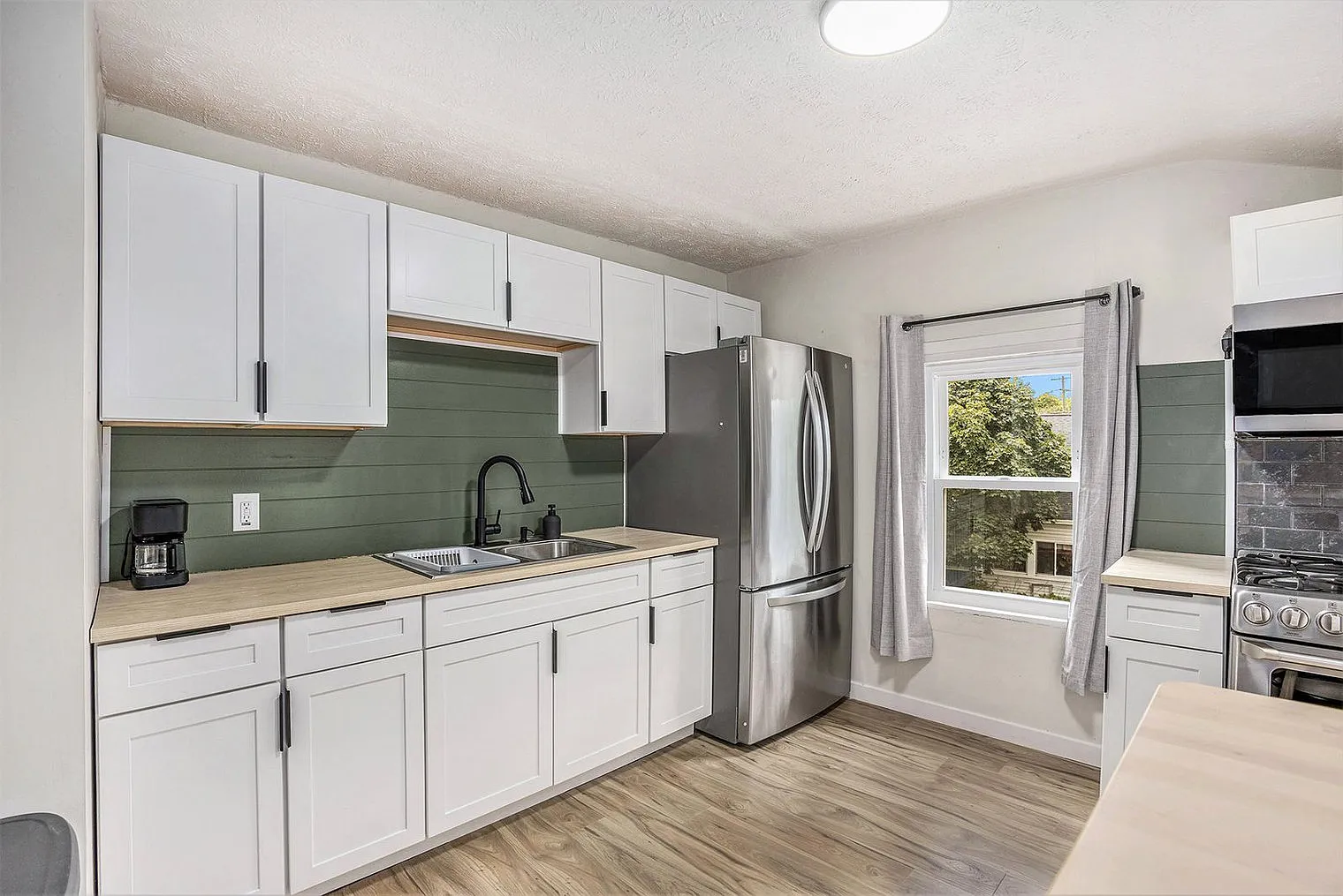 Studio, 1.0 bath, 419 sqft, $2,332 — Photo 2