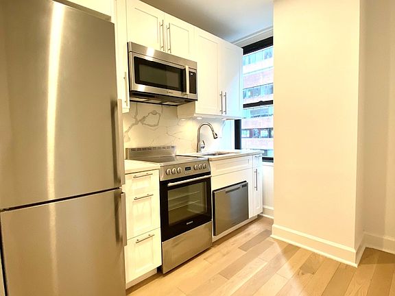 3rd image of 160 E 48th St #4KK