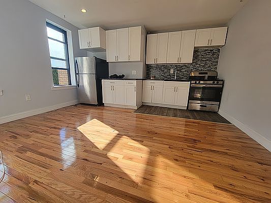 2nd image of 141 Nagle Ave #5FF