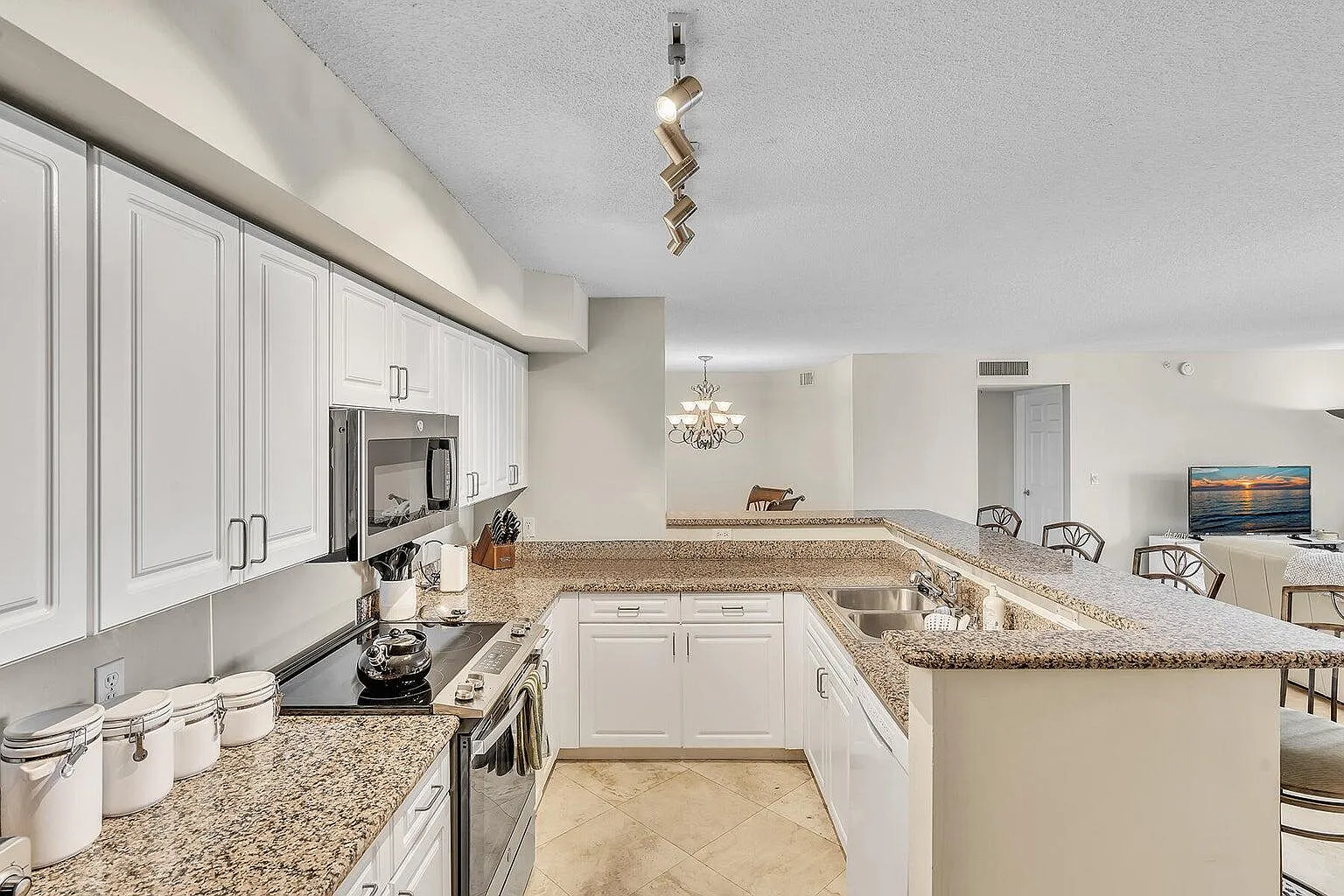 2 bed, 2.0 bath, 1400 sqft, $3,500 — Photo 4