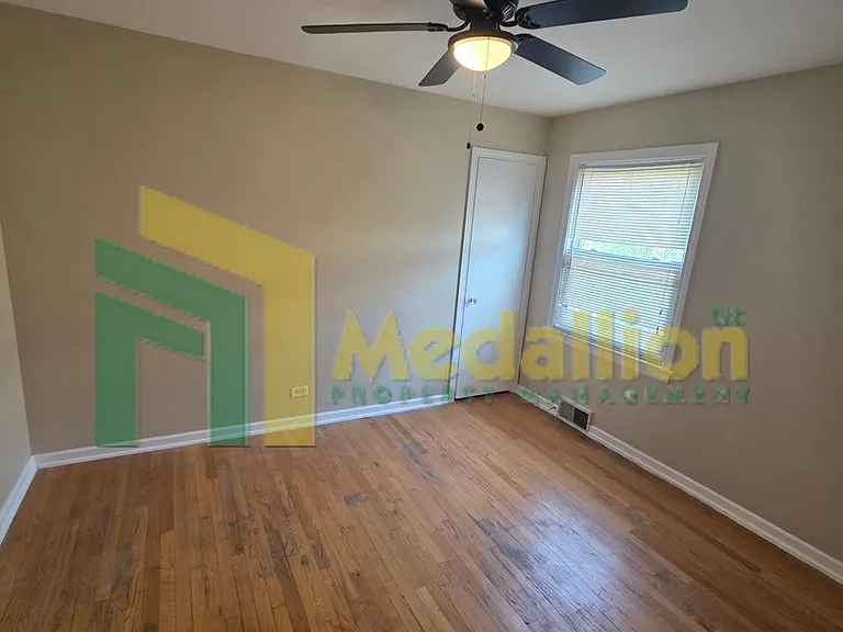 11004 S Eberhart Ave — Photo 21