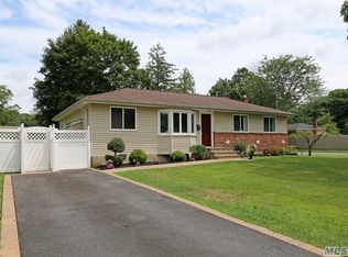 14 Dressler Rd, Greenlawn, NY 11740