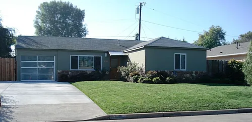 933 Dogwood St Photo 1