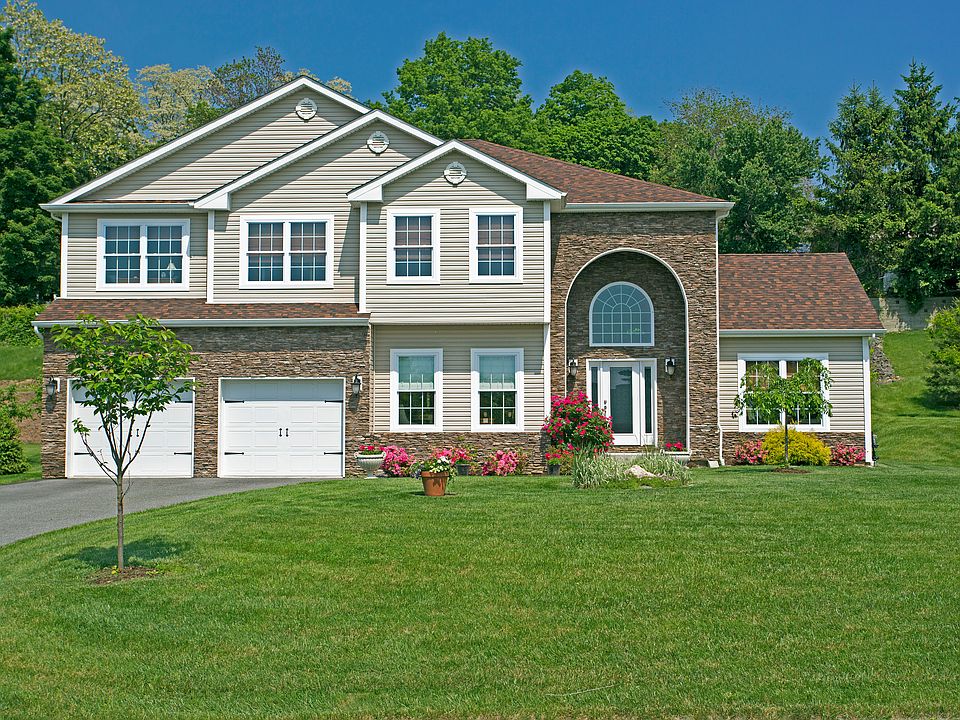 1st image of 8 Clarion Dr