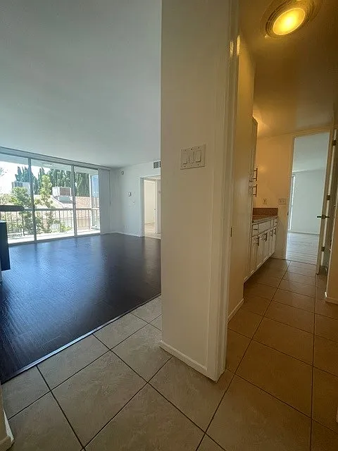 125 N Barrington Ave — Photo 1