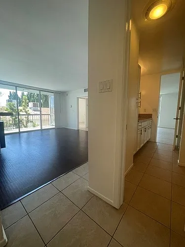 125 N Barrington Ave Photo 1