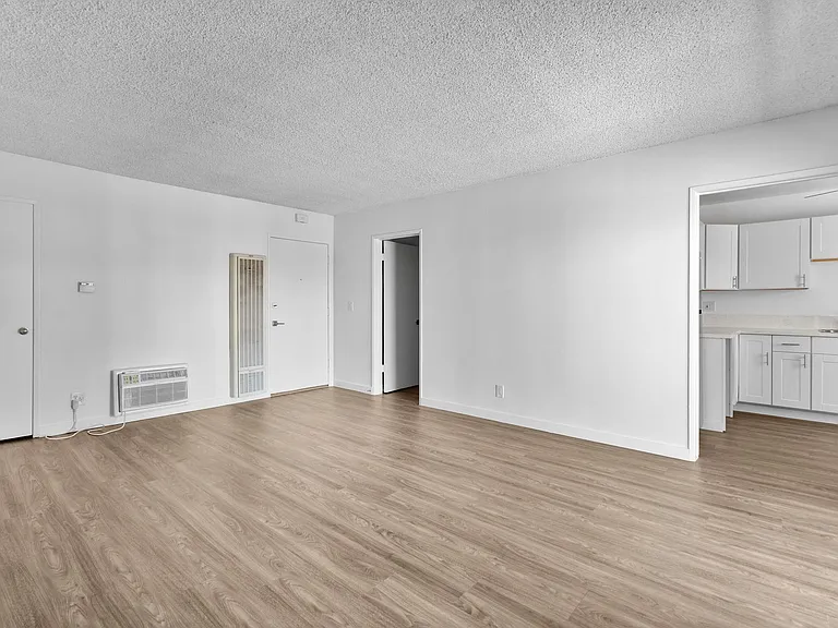 Encino Park West Apartments — Photo 15