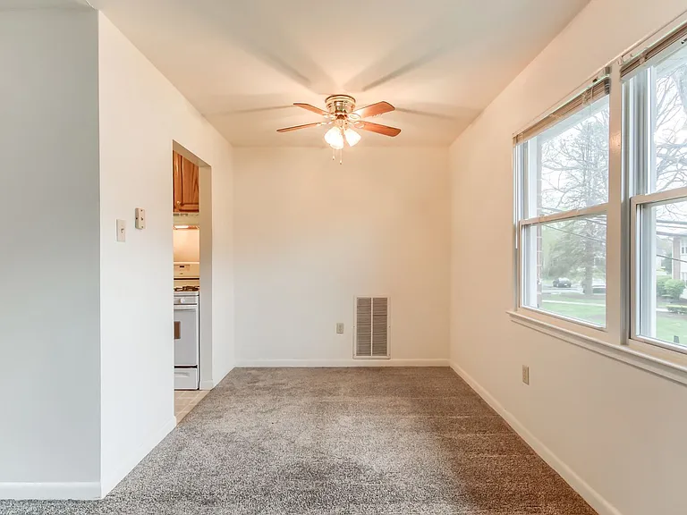 Lincoln Apartments — Photo 14