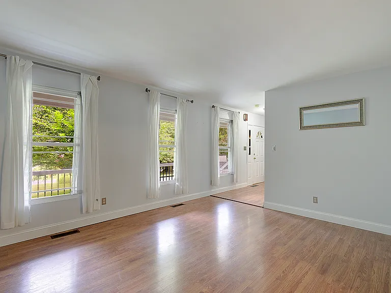 48 Radcliffe Dr — Photo 9